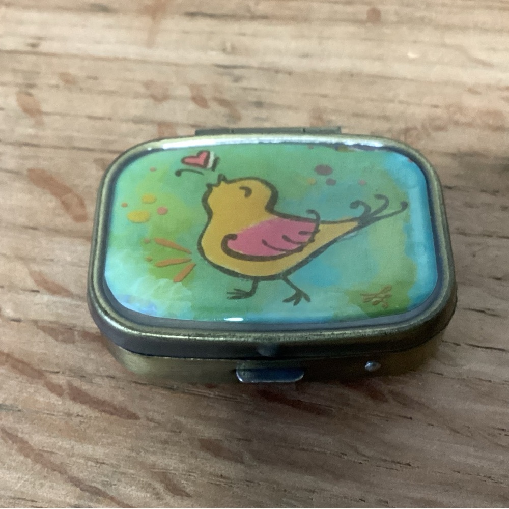 🟢 Cute little two compartment Pill / Vitamin / Medicine / Candy / Travel Box